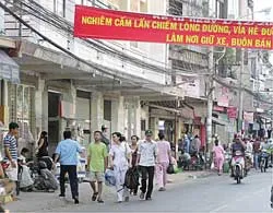 Chợ lề đường - Bao giờ dẹp?