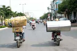 “Bát nháo” xe máy chở cồng kềnh