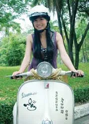 Nữ diễn viên Vân Anh… đang “ngắm nghía” nhiều người!