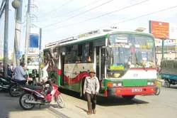 Đi lại dịp Tết Mậu Tý: Khách không vào bến , nhộn nhịp xe “dù”