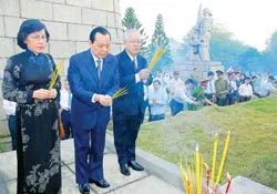 Lãnh đạo TPHCM viếng Nghĩa trang Liệt sĩ và Nghĩa trang TP