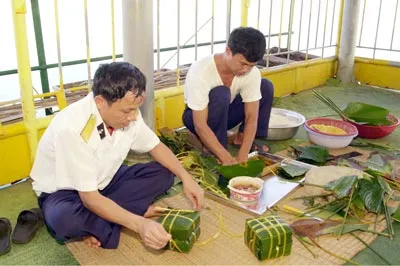 Giữa trùng khơi, trên thềm lục địa của Tổ quốc, các cán bộ chiến sĩ đơn vị DK1, đoàn M71 hải quân, vẫn luôn có hương vị ngày Tết cổ truyền. Ảnh: Xuân Cường Giữa trùng khơi, trên thềm lục địa của Tổ quốc, các cán bộ chiến sĩ đơn vị DK1, đoàn M71 hải quân, vẫn luôn có hương vị ngày Tết cổ truyền. Ảnh: Xuân Cường