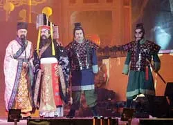 Nữ đạo diễn, NSƯT Hoa Hạ: Đưa cải lương ra… sân vận động! ảnh 2 Nữ đạo diễn, NSƯT Hoa Hạ: Đưa cải lương ra… sân vận động! ảnh 2