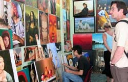 Phố tranh “Tây ba lô” ảnh 2 Phố tranh “Tây ba lô” ảnh 2
