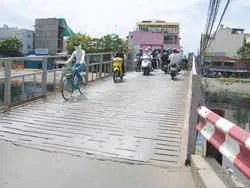 “Vũ điệu” trên cầu Trần Khánh Dư