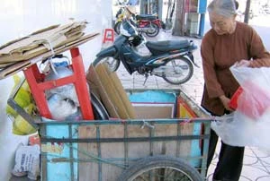 Nhọc nhằn bà lão “con” nuôi bà lão “mẹ”