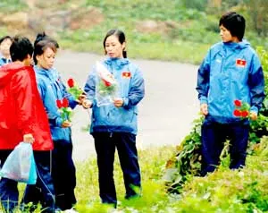 Con gái mà chơi đá banh