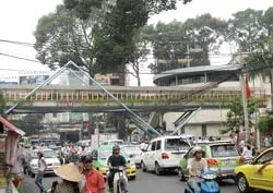 Xây cầu vượt dành cho người đi bộ: Để làm kiểng? ảnh 2