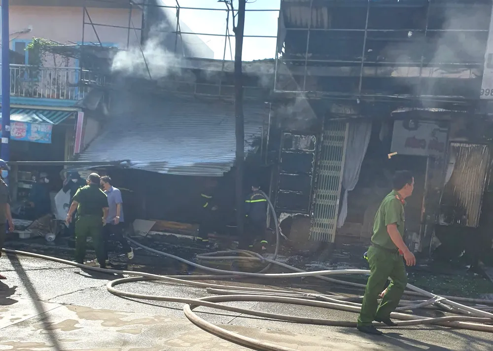 Dập tắt đám cháy tại cửa hàng giày dép ở phường Thới Hòa
