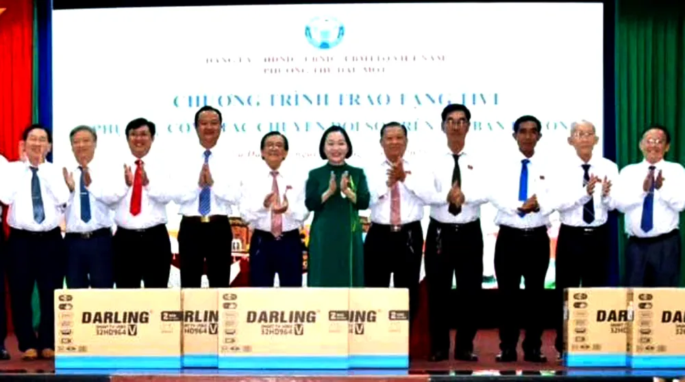 Phường Thủ Dầu Một (TPHCM) trao tặng 40 tivi cho các khu phố, phục vụ công tác chuyển đổi số