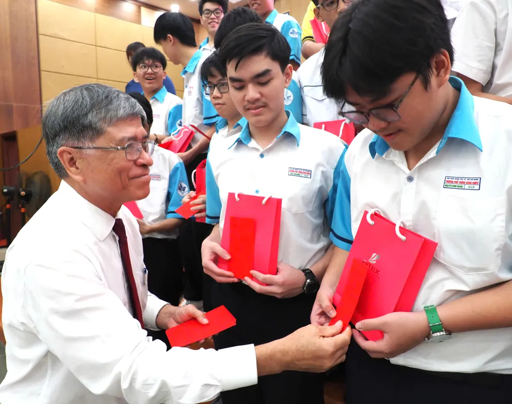 Giám đốc Sở GD-ĐT TPHCM Nguyễn Văn Hiếu tặng quà cho học sinh của các đội tuyển