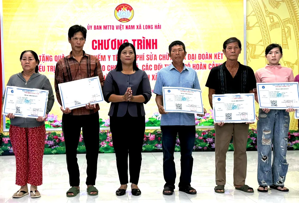 Trao tặng thẻ BHYT cho những hộ dân có hoàn cảnh khó khăn trên địa bàn xã Long Hải.