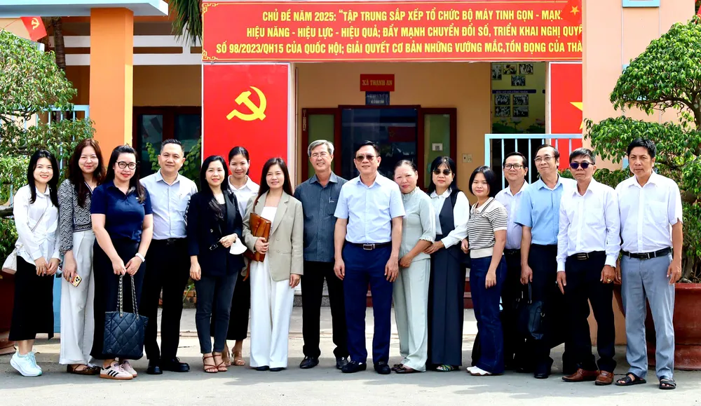 Các thành viên đoàn khảo sát tại xã Thạnh An. Ảnh: CẨM NƯƠNG