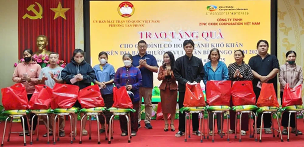 Trao quà cho các gia đình có hoàn cảnh khó khăn vươn lên trong cuộc sống