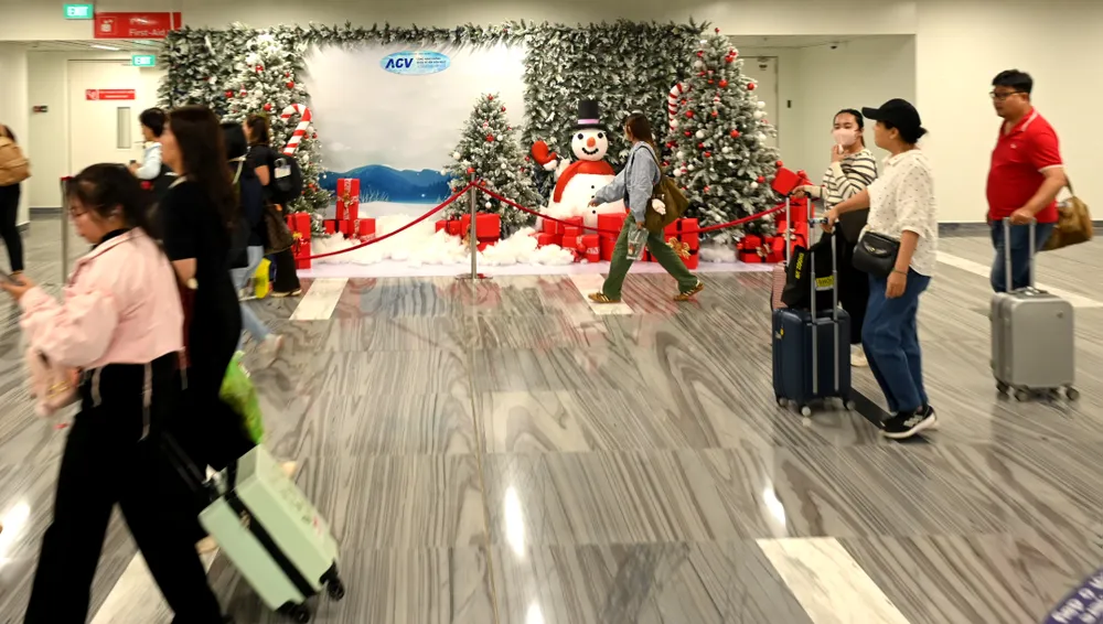 Nhà ga T3 trang trí rất đẹp để chào đón năm mới- Ảnh: QUỐC HÙNG