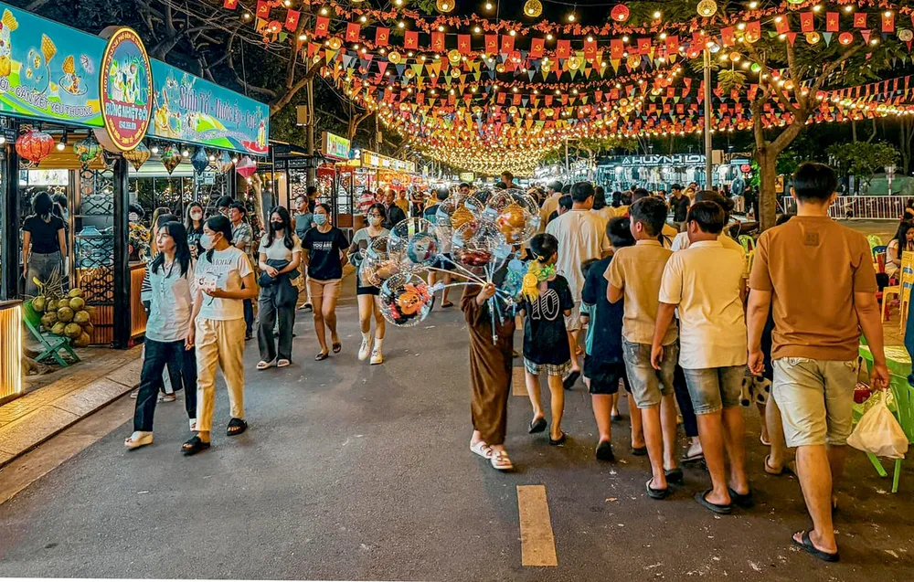Khung cảnh nhộn nhịp và rực rỡ sắc màu Khu phố đêm Bà Rịa. Ảnh: QUANG VŨ