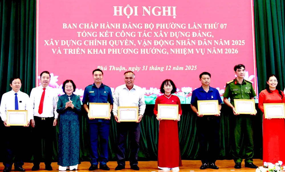 Nguyên Phó Chủ tịch nước Trương Mỹ Hoa và đồng chí Châu Xuân Đại Thắng trao giấy khen đến các đảng viên có thành tích xuất sắc