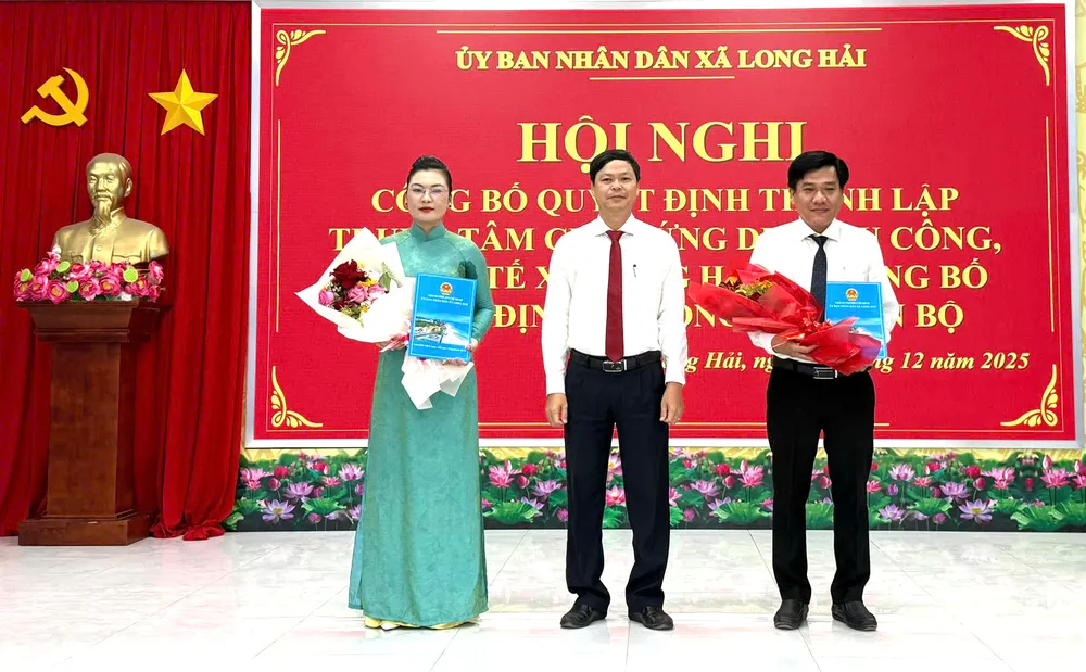 Lãnh đạo UBND xã Long Hải trao quyết định về công tác cán bộ.