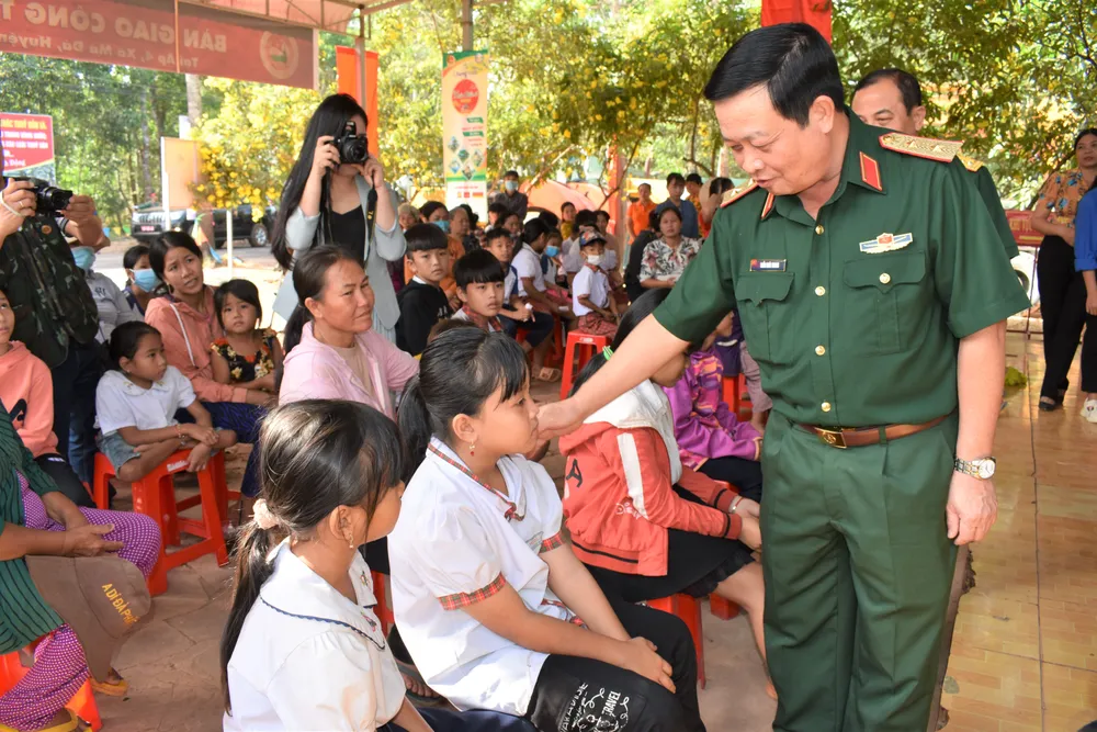 Trung tướng Trần Hoài Trung thăm hỏi các em học sinh khó khăn trên địa bàn chiến khu D Trung tướng Trần Hoài Trung thăm hỏi các em học sinh khó khăn trên địa bàn chiến khu D