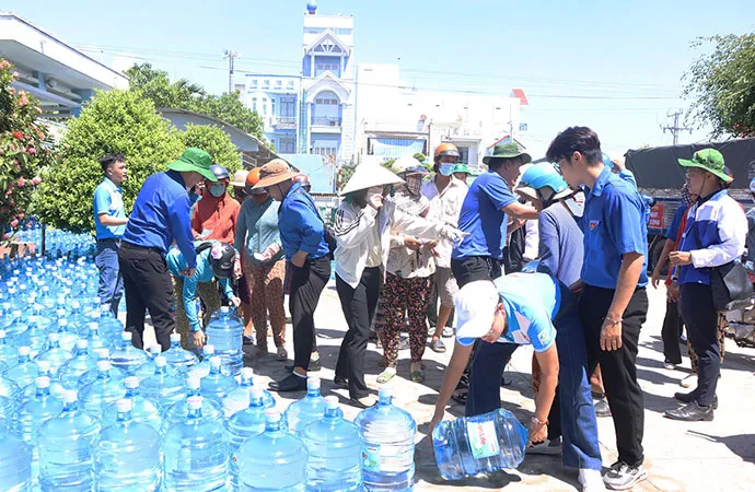 Người dân xã Tân Phước, huyện Gò Công, Tiền Giang vui mừng khi nhận được nước uống h7.jpg