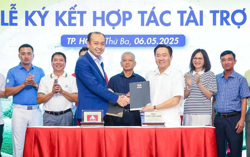 Các nhà doanh nghiệp ký kết tài trợ cho giải img_3724.jpg