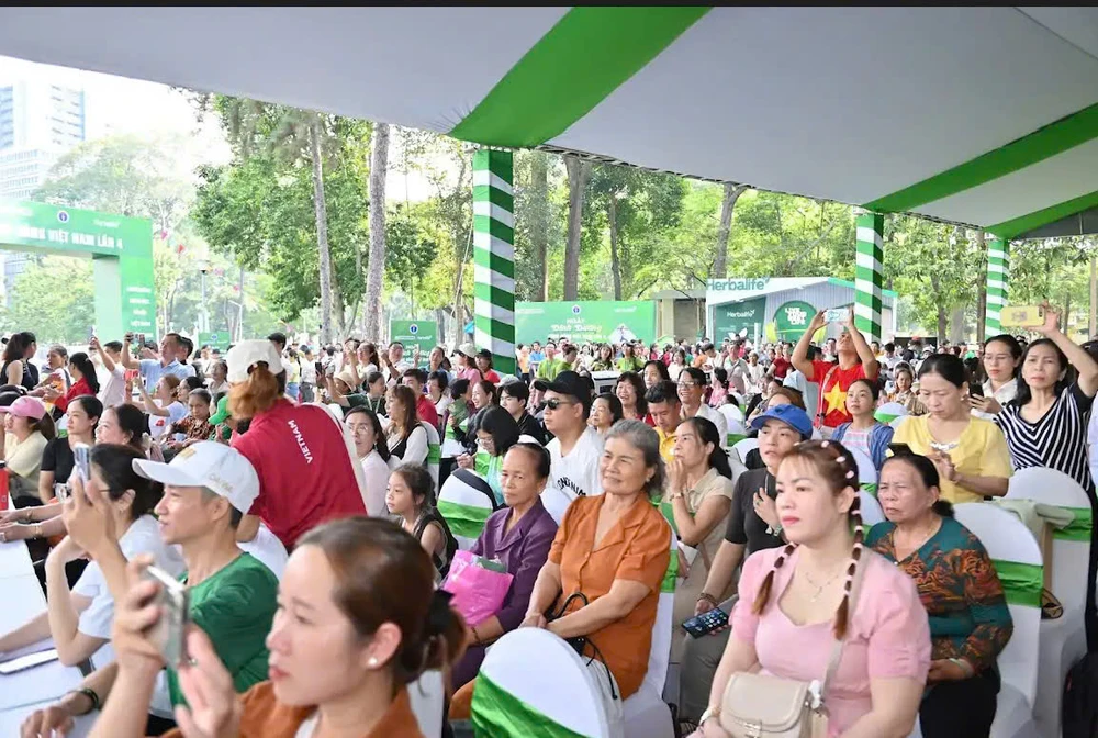 Đông đảo người dân tham dự và được tư vấn về dinh dưỡng z6589865385045_51eaf76345f1acd1ed476cea4a3543b7.jpg