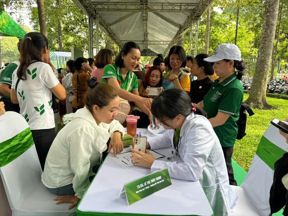 Bác sĩ tư vấn cho người tham dự z6589967407670_78b8169ca06f14caabd1847b92c086dd.jpg