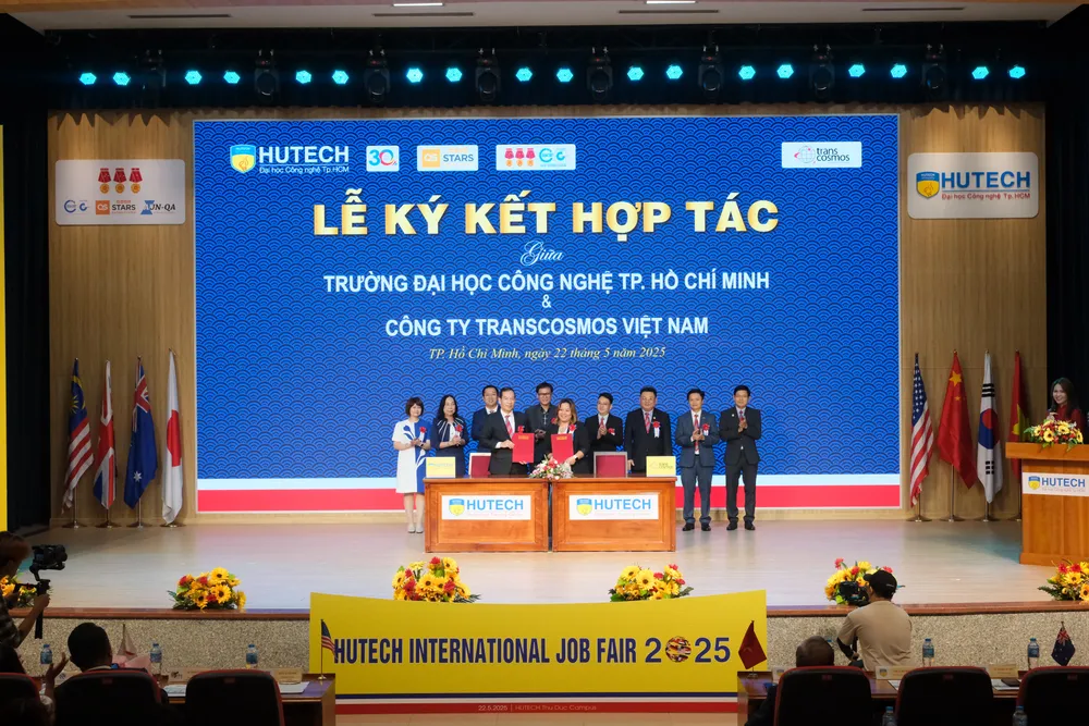 HUTECH cũng tổ chức lễ ký kết các thoả thuận “Đào tạo nguồn nhân lực gắn liền với nhu cầu của Doanh nghiệp” với các doanh nghiệp. DSCF0228.JPG