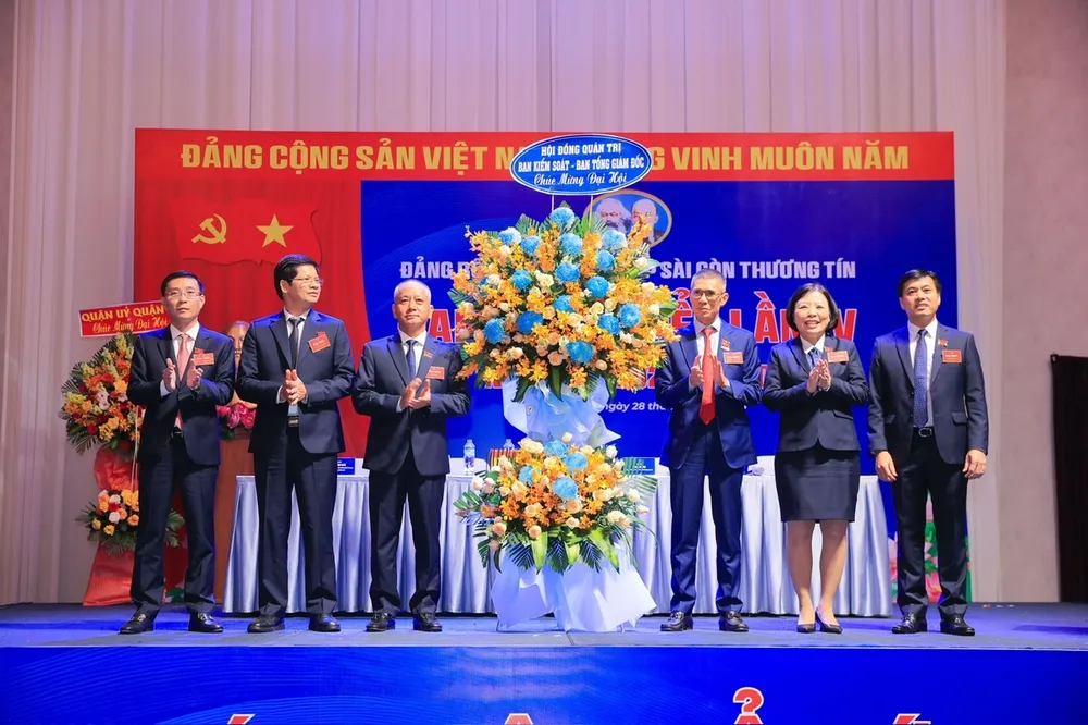 Hội đồng quản trị Sacombank chúc mừng Đại hội z6759950637255_fe45b23ac2f3609e1d9a6e5c4991503e.jpg
