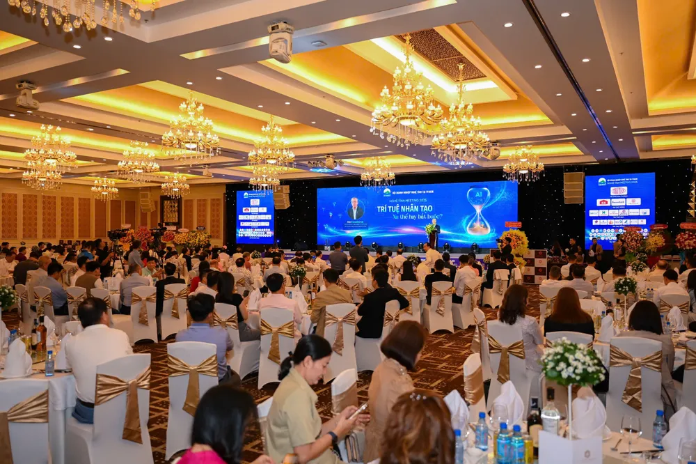 Đông đảo doanh nhân trao đổi về ứng dụng AI trong quản trị và sản xuất z6780498884943_504687e1c3a7e67d49da40ee58b72520.jpg