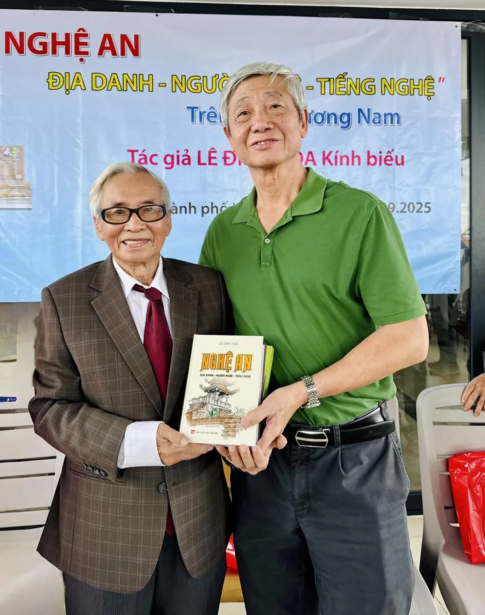 Tác giả Lê Đình Hòa tặng sách cho độc giả ảnh_Viber_2025-10-06_14-58-33-404.jpg