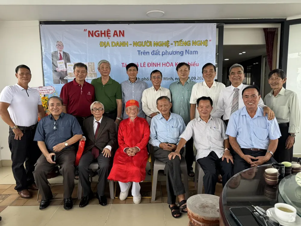 Tác giả Lê Đình Hòa tại buổi ra mắt sách ảnh_Viber_2025-10-06_14-58-34-739.jpg