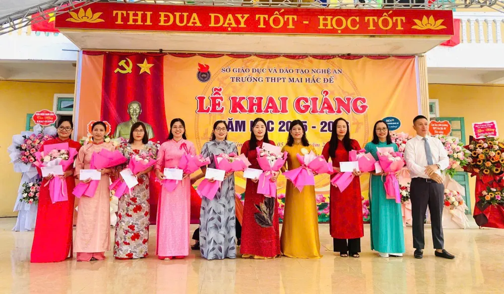 Tuyên dương các giáo viên có thành tích cao trong năm 2024 - 2025 z7107119672283_5825fe9410bc763727de3ef08e424af7.jpg