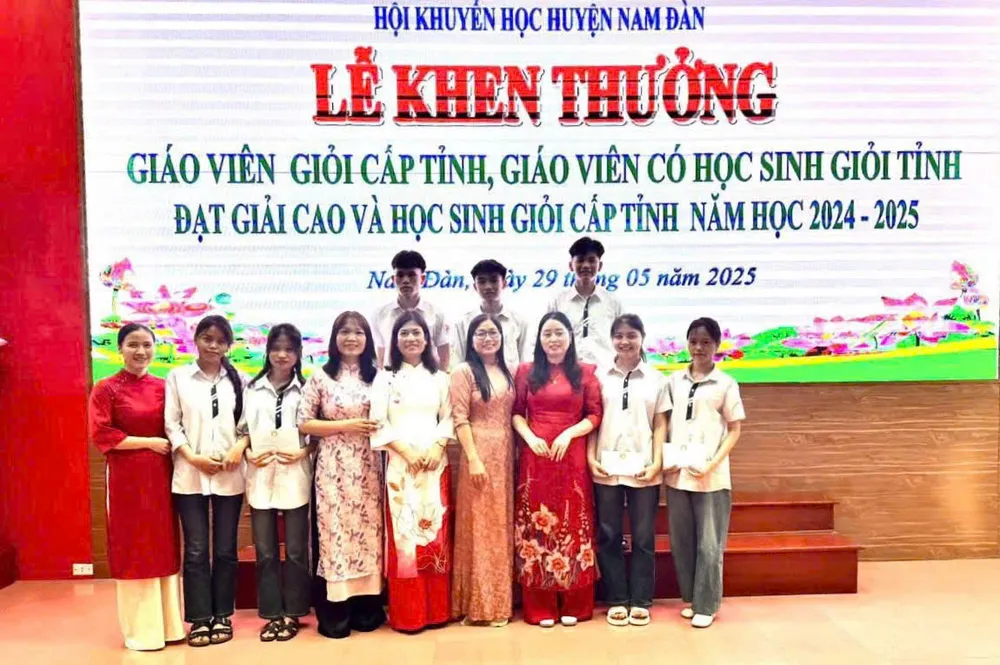 Hội khuyến học Nam Đàn khen thưởng giáo viên có thành tích cao trong năm học 2024-2025. z7110786219610_8dd2fa7f9f86ae306b07a78030e2dee5.jpg