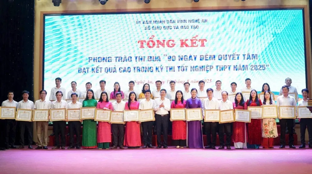 Sở GD-ĐT Nghệ An khen thưởng các cá nhân, đơn vị đạt kết quả cao trong kỳ thi tốt nghiệp THPT năm 2025. z7110786235247_4c9cc5ad6cc5f11993ccde56efb5a114.jpg