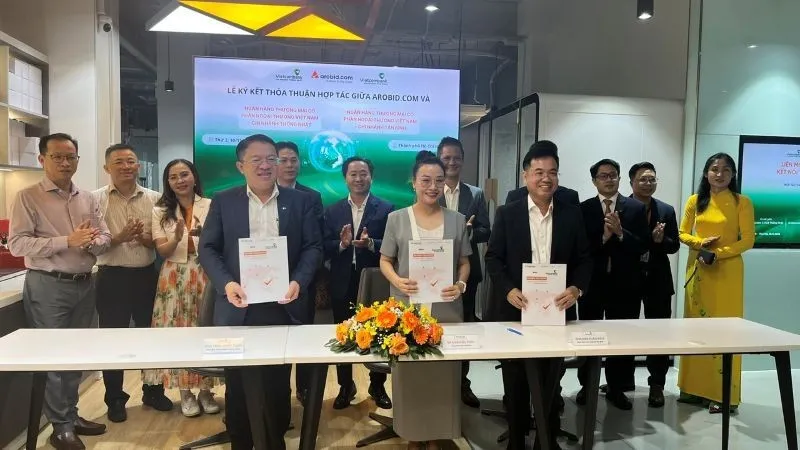 Đại diện Arobid và Vietcombank ký kết thỏa thuận hợp tác chiến lược với chủ đề “Liên minh doanh nghiệp số - Kết nối thịnh vượng Việt Nam".