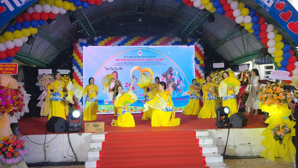 Chương trình văn nghệ do các em ở Trung tâm Nhân đạo Quê hương biểu diễn