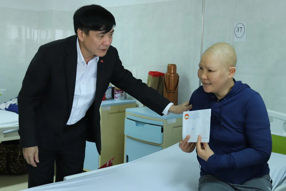 Đắk Lắk tặng 3.000 suất quà, 7 tấn quần áo cho gia đình chính sách, khó khăn ảnh 2