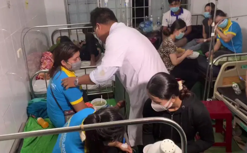 Gần 100 công nhân nhập viện nghi ngộ độc thực phẩm ảnh 2