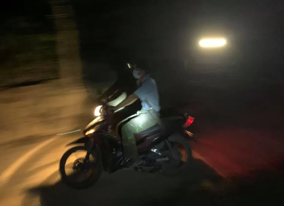 Lâm tặc táo tợn dùng dao uy hiếp cán bộ cướp gỗ tang vật ảnh 2