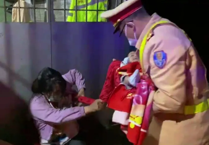 Hỗ trợ kịp thời góa phụ ôm con 1 tháng tuổi kiệt sức giữa đêm mưa ảnh 2