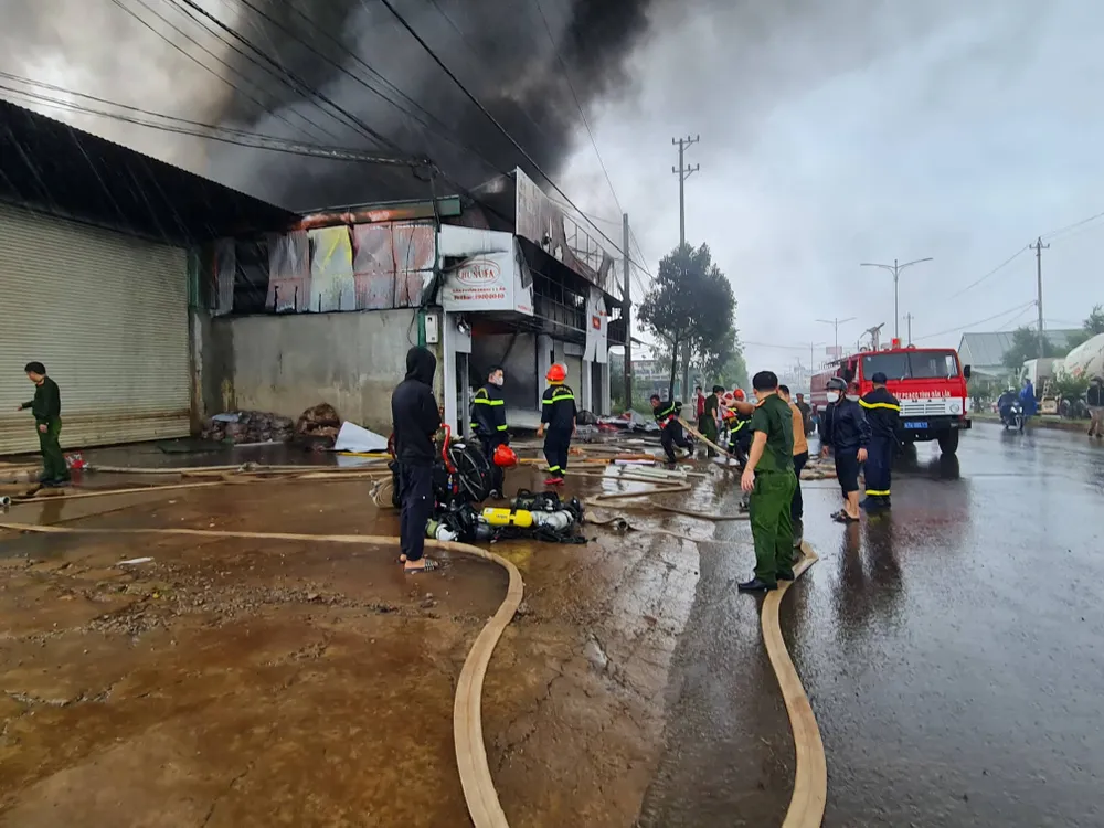 Đắk Lắk: Nỗ lực dập tắt đám cháy lớn ở TP Buôn Ma Thuột ảnh 2 Đắk Lắk: Nỗ lực dập tắt đám cháy lớn ở TP Buôn Ma Thuột ảnh 2