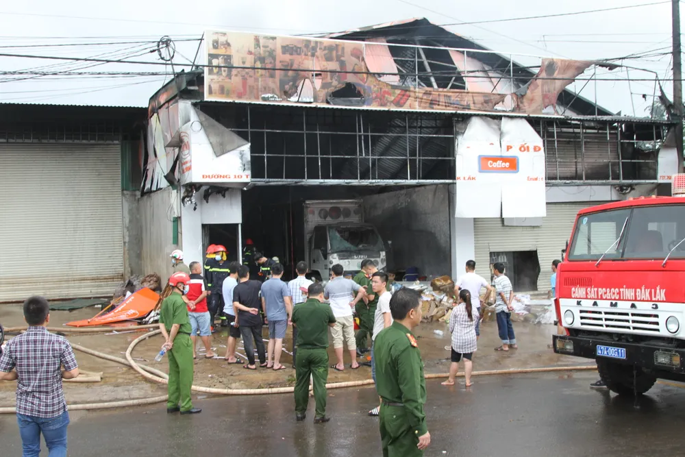 Đắk Lắk: Nỗ lực dập tắt đám cháy lớn ở TP Buôn Ma Thuột ảnh 8 Đắk Lắk: Nỗ lực dập tắt đám cháy lớn ở TP Buôn Ma Thuột ảnh 8