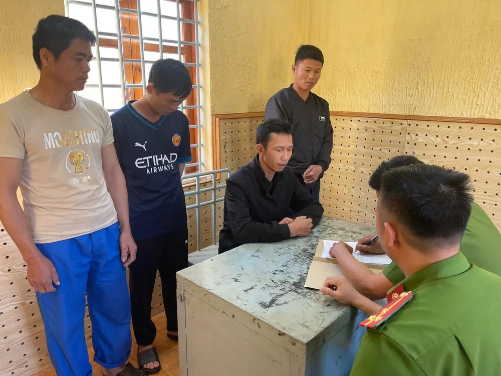 Cơ quan công an đang lấy lời khai các đối tượng Cơ quan công an đang lấy lời khai các đối tượng