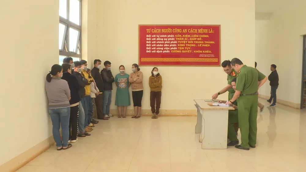 Các đối tượng trong đường dây ghi số đề bị cơ quan công an đưa về trụ sở để lấy lời khai