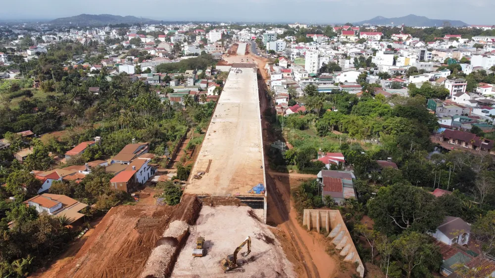 Hạng mục cầu cạn vẫn chưa được thi công xong