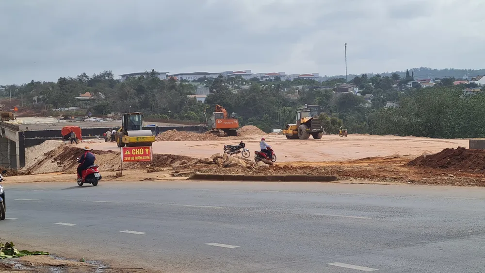 Tại vị trí cầu cạn (điểm giao nhau với đường Đinh Tiên Hoàng) vẫn đang được làm mặt bằng