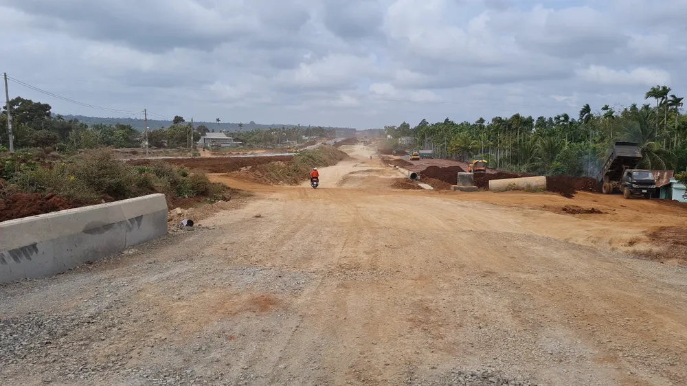 Tại điểm cuối của tuyến (giao nhau với Quốc lộ 27) vẫn chưa được thảm nhựa