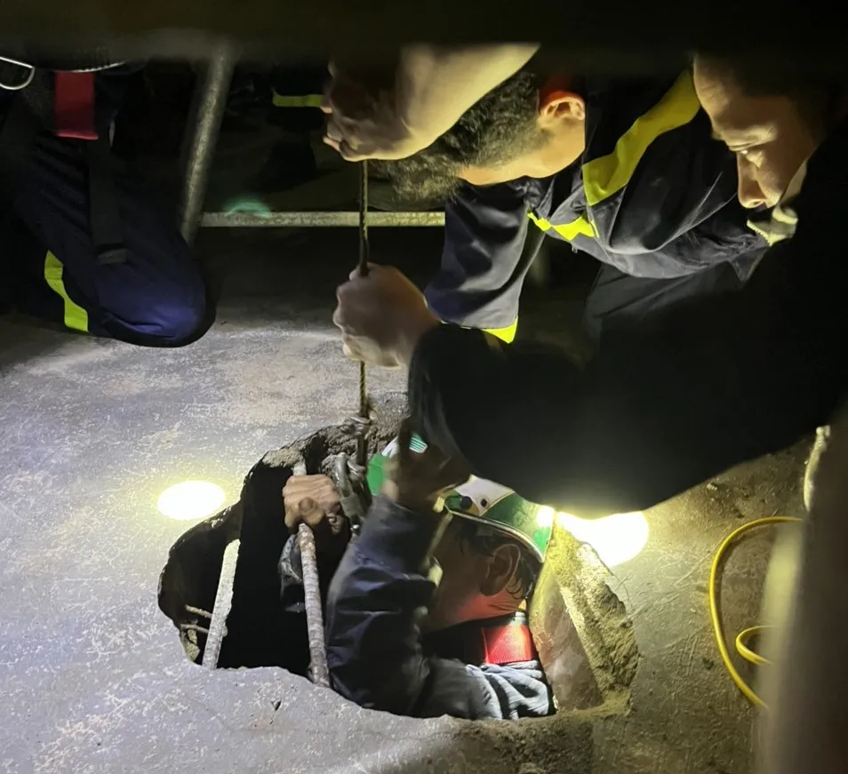 Lực lượng chức năng xuống giếng giải cứu 2 cha con