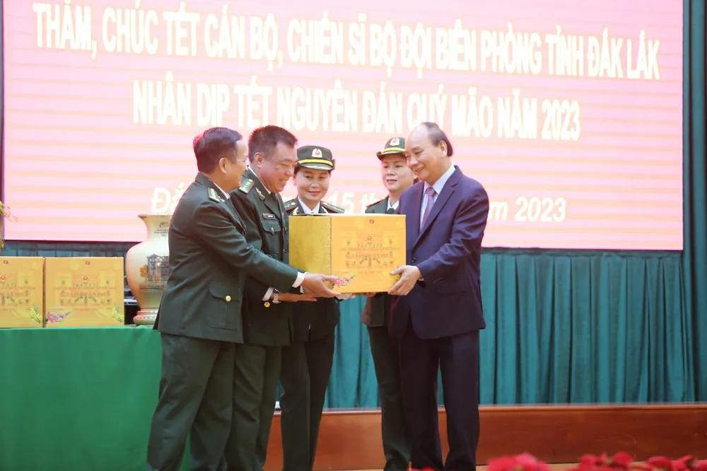 Chủ tịch nước tặng quà cho các đồn biên phòng trên địa bàn tỉnh Đắk Lắk Chủ tịch nước tặng quà cho các đồn biên phòng trên địa bàn tỉnh Đắk Lắk